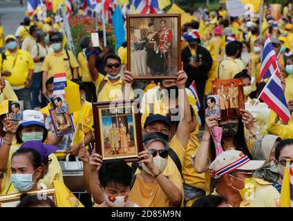 Bangkok, Thaïlande. 27 octobre 2020. Des pro-royalistes tenant des portraits au parc Lumpini pendant la manifestation.des pro-royalistes portant des chemises jaunes tout en tenant des portraits de la famille royale thaïlandaise lors d'un rassemblement pro-gouvernement et pro-monarchie exigeant la protection de la monarchie au parc Lumpini à Bangkok. Crédit : SOPA Images Limited/Alamy Live News Banque D'Images