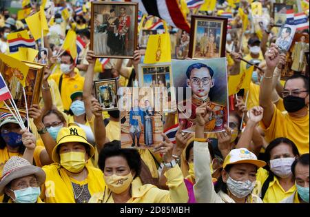 Bangkok, Thaïlande. 27 octobre 2020. Les pro-royalistes font des gestes au parc Lumpini pendant la manifestation.les pro-royalistes portant des chemises jaunes tout en tenant des portraits de la famille royale thaïlandaise lors d'un rassemblement pro-gouvernement et pro-monarchie exigeant la protection de la monarchie au parc Lumpini à Bangkok. Crédit : SOPA Images Limited/Alamy Live News Banque D'Images