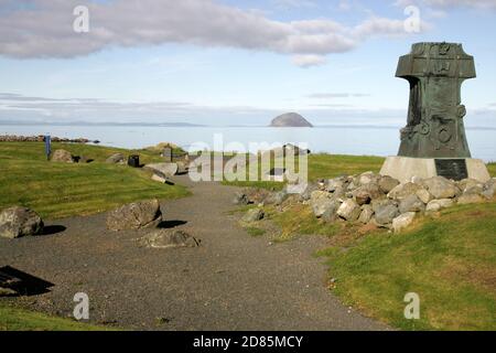 Lendalfoot, Ayrshire, Écosse. Ce remarquable mémorial du navire de guerre russe Varyag se trouve sur la côte d'Ayrshire, dans le village de Lendalfoot, à environ 6 miles au sud de Girvan. Varyag était un croiseur construit aux États-Unis pour la Marine russe impériale. Ayrshire, Écosse, Royaume-Uni Banque D'Images