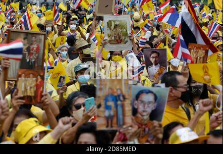 Bangkok, Thaïlande. 27 octobre 2020. Des pro-royalistes tenant des portraits au parc Lumpini pendant la manifestation.des pro-royalistes portant des chemises jaunes tout en tenant des portraits de la famille royale thaïlandaise lors d'un rassemblement pro-gouvernement et pro-monarchie exigeant la protection de la monarchie au parc Lumpini à Bangkok. Crédit : SOPA Images Limited/Alamy Live News Banque D'Images