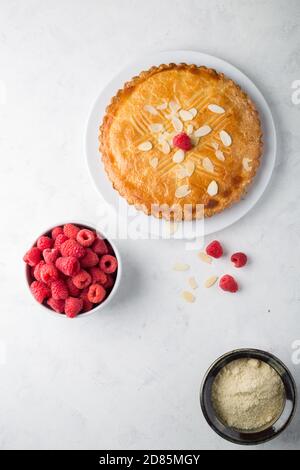 Tart aux amandes ou Tart aux bakewell avec framboises Banque D'Images