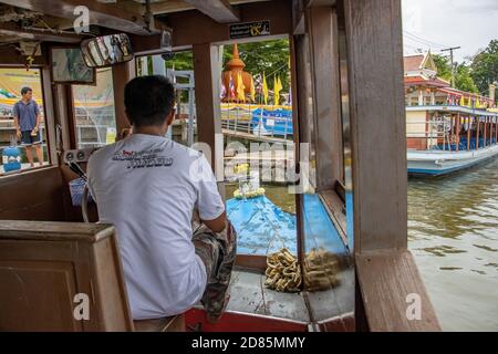 NONTHABURI, THAÏLANDE, JUL 12 2020, UN homme conduit un ferry à la jetée du port sur l'île de Ko Kret. Banque D'Images