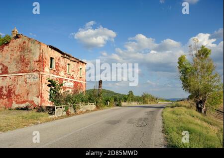 Italie, Basilicate, route nationale 103, casa cantoniera, maison rurale abandonnée Banque D'Images