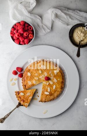 Amond Tart, Bakewell Tart aux framboises Banque D'Images