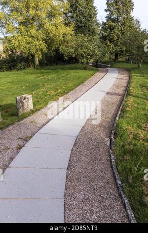 Le chemin sinueux de l'église St Michael & All Angels dans le village de Bulley, Gloucestershire, Royaume-Uni Banque D'Images