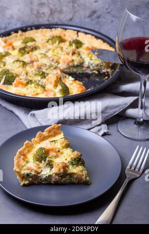 Quiche (tarte ouverte) avec truite, brocoli et fromage. Pâtisseries maison non sucrées, tarte traditionnelle. Gros plan. Banque D'Images