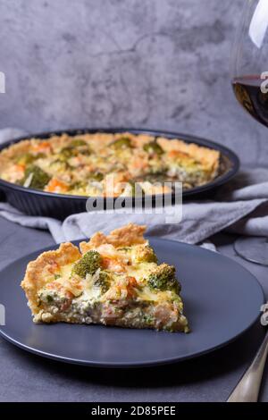 Quiche (tarte ouverte) avec truite, brocoli et fromage. Pâtisseries maison non sucrées, tarte traditionnelle. Gros plan. Banque D'Images