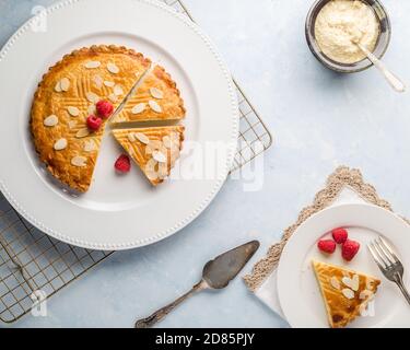 Tart aux amandes ou Tart aux bakewell avec framboises Banque D'Images