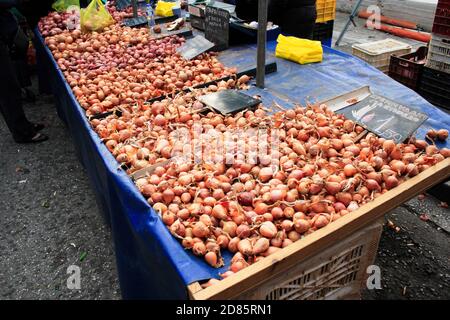 Oignons en vente sur le marché de rue à Athènes, Grèce, 1er décembre 2018. Banque D'Images