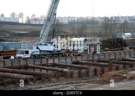 Grues automatiques mobiles travaillant sur le chantier. Creusant une fosse pour la construction d'un tunnel souterrain de la ligne de métro. Projet de construction du métro Banque D'Images