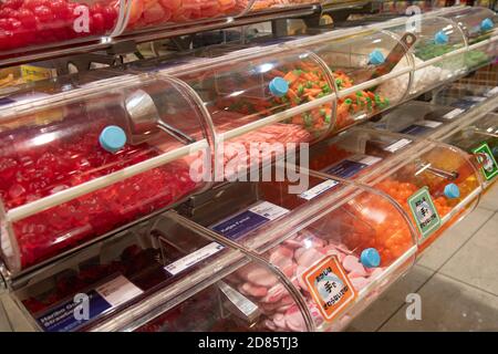 OSAKA, JAPON, 30 2017 JUIN, UNE offre de bonbons dans des boîtes transparentes dans le magasin. Porte-vêtements pleins de bonbons. Banque D'Images