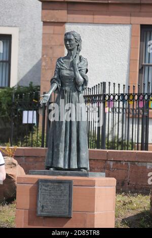 Mauchline, East Ayrshire, Écosse, Royaume-Uni, cette statue est en hommage à Jean Armor, l’épouse de Robert Burns qui en a parlé dans les belles de Mauchline, « mais Armour est le bijou pour moi o’ eux a’ ». Ainsi, ce monument est un emplacement approprié à Mauchline où elle est née et où ils ont vécu ensemble Banque D'Images