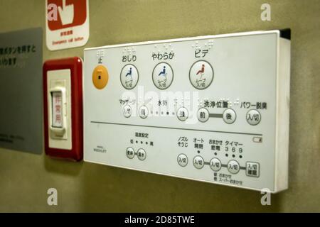 OSAKA, JAPON, JUILLET 01 2017, UN gros plan d'un panneau de commande de toilettes japonais dans une salle de bains de train. Banque D'Images