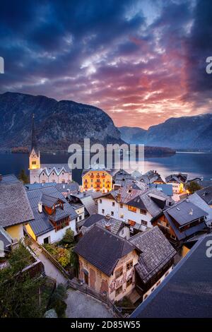 Hallstatt, Autriche. Image de paysage urbain de l'emblématique village alpin de Hallstatt au lever spectaculaire de soleil d'automne. Banque D'Images