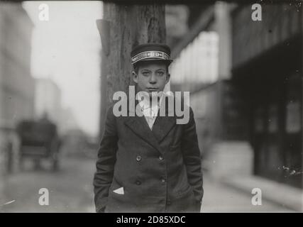 Photo vintage, Lewis W. Hine - Richard Tuck, Western Union Messenger, 13 ans, demi-portrait, Nashville, Tennessee, Etats-Unis novembre 1910 Banque D'Images