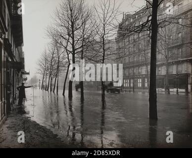 Photo d'époque, photographe inconnu - inondation de la Seine, avenue Ledru-Rollin, Paris 1910 Banque D'Images