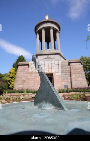 Burns Monument, Alloway, South ayrshire Scotland, 22 juillet 2019. Le monument Burns et les jardins Memorial se trouvent sur un site en pente, sur la rive nord de la rivière Doon, surplombant le Brig o' Doon. Le monument et les jardins sont placés sous l'égide du musée Robert Burns Birthplace Museum. Exploité par le National Trust for Scotland, le temple de style grécien de 70 mètres de haut est aussi frappant aujourd'hui qu'il l'aurait été lors de sa construction. La base du monument est triangulaire, chaque face regardant vers une des divisions traditionnelles d'Ayrshire: Kyle, Carrick et Cunninghame. Banque D'Images