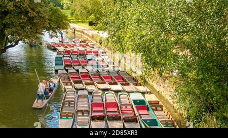 Les gens qui puntent sur des punts sont embauchés à Oxford punting Magdalen Bridge Boathouse sur la rivière Cherwell Oxford Oxfordshire Angleterre GB Europe Banque D'Images