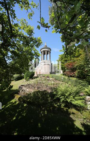 Burns Monument, Alloway, South ayrshire Scotland, 22 juillet 2019. Le monument Burns et les jardins Memorial se trouvent sur un site en pente, sur la rive nord de la rivière Doon, surplombant le Brig o' Doon. Le monument et les jardins sont placés sous l'égide du musée Robert Burns Birthplace Museum. Exploité par le National Trust for Scotland, le temple de style grécien de 70 mètres de haut est aussi frappant aujourd'hui qu'il l'aurait été lors de sa construction. La base du monument est triangulaire, chaque face regardant vers une des divisions traditionnelles d'Ayrshire: Kyle, Carrick et Cunninghame. Banque D'Images