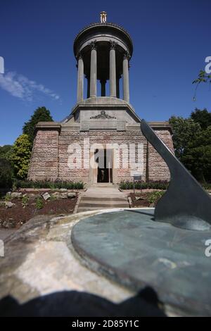 Burns Monument, Alloway, South ayrshire Scotland, 22 juillet 2019. Le monument Burns et les jardins Memorial se trouvent sur un site en pente, sur la rive nord de la rivière Doon, surplombant le Brig o' Doon. Le monument et les jardins sont placés sous l'égide du musée Robert Burns Birthplace Museum. Exploité par le National Trust for Scotland, le temple de style grécien de 70 mètres de haut est aussi frappant aujourd'hui qu'il l'aurait été lors de sa construction. La base du monument est triangulaire, chaque face regardant vers une des divisions traditionnelles d'Ayrshire: Kyle, Carrick et Cunninghame. Banque D'Images