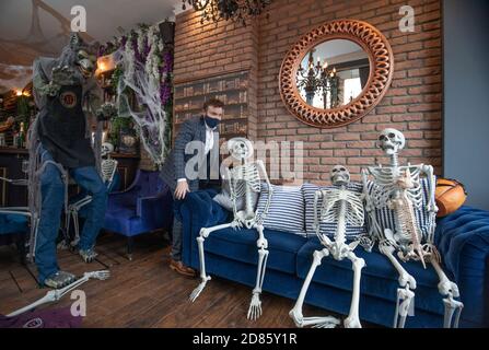 Chris Doherty, propriétaire de Hemingway's à Leith, Édimbourg, a décoré son restaurant vide de squelettes. Le restaurant doit rester fermé pendant les restrictions actuelles de confinement dans la ceinture centrale d'Écosse. Banque D'Images