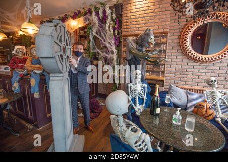 Chris Doherty, propriétaire de Hemingway's à Leith, Édimbourg, a décoré son restaurant vide de squelettes. Le restaurant doit rester fermé pendant les restrictions actuelles de confinement dans la ceinture centrale d'Écosse. Banque D'Images