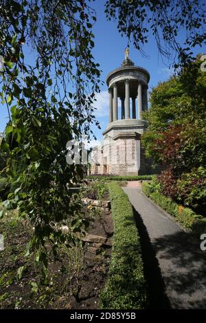 Burns Monument, Alloway, South ayrshire Scotland, 22 juillet 2019. Le monument Burns et les jardins Memorial se trouvent sur un site en pente, sur la rive nord de la rivière Doon, surplombant le Brig o' Doon. Le monument et les jardins sont placés sous l'égide du musée Robert Burns Birthplace Museum. Exploité par le National Trust for Scotland, le temple de style grécien de 70 mètres de haut est aussi frappant aujourd'hui qu'il l'aurait été lors de sa construction. La base du monument est triangulaire, chaque face regardant vers une des divisions traditionnelles d'Ayrshire: Kyle, Carrick et Cunninghame. Banque D'Images