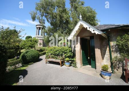 Burns Monument, Alloway, South ayrshire Scotland, 22 juillet 2019. Le monument Burns et les jardins Memorial se trouvent sur un site en pente, sur la rive nord de la rivière Doon, surplombant le Brig o' Doon. Le monument et les jardins sont placés sous l'égide du musée Robert Burns Birthplace Museum. Exploité par le National Trust for Scotland, le temple de style grécien de 70 mètres de haut est aussi frappant aujourd'hui qu'il l'aurait été lors de sa construction. La base du monument est triangulaire, chaque face regardant vers une des divisions traditionnelles d'Ayrshire: Kyle, Carrick et Cunninghame. Banque D'Images