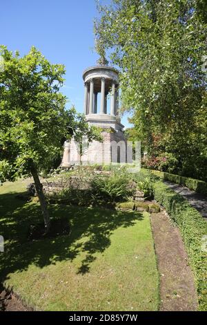 Burns Monument, Alloway, South ayrshire Scotland, 22 juillet 2019. Le monument Burns et les jardins Memorial se trouvent sur un site en pente, sur la rive nord de la rivière Doon, surplombant le Brig o' Doon. Le monument et les jardins sont placés sous l'égide du musée Robert Burns Birthplace Museum. Exploité par le National Trust for Scotland, le temple de style grécien de 70 mètres de haut est aussi frappant aujourd'hui qu'il l'aurait été lors de sa construction. La base du monument est triangulaire, chaque face regardant vers une des divisions traditionnelles d'Ayrshire: Kyle, Carrick et Cunninghame. Banque D'Images