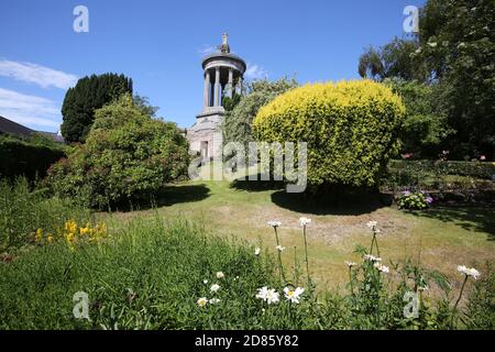 Burns Monument, Alloway, South ayrshire Scotland, 22 juillet 2019. Le monument Burns et les jardins Memorial se trouvent sur un site en pente, sur la rive nord de la rivière Doon, surplombant le Brig o' Doon. Le monument et les jardins sont placés sous l'égide du musée Robert Burns Birthplace Museum. Exploité par le National Trust for Scotland, le temple de style grécien de 70 mètres de haut est aussi frappant aujourd'hui qu'il l'aurait été lors de sa construction. La base du monument est triangulaire, chaque face regardant vers une des divisions traditionnelles d'Ayrshire: Kyle, Carrick et Cunninghame. Banque D'Images