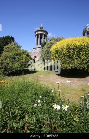 Burns Monument, Alloway, South ayrshire Scotland, 22 juillet 2019. Le monument Burns et les jardins Memorial se trouvent sur un site en pente, sur la rive nord de la rivière Doon, surplombant le Brig o' Doon. Le monument et les jardins sont placés sous l'égide du musée Robert Burns Birthplace Museum. Exploité par le National Trust for Scotland, le temple de style grécien de 70 mètres de haut est aussi frappant aujourd'hui qu'il l'aurait été lors de sa construction. La base du monument est triangulaire, chaque face regardant vers une des divisions traditionnelles d'Ayrshire: Kyle, Carrick et Cunninghame. Banque D'Images