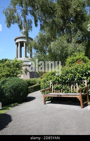 Burns Monument, Alloway, South ayrshire Scotland, 22 juillet 2019. Le monument Burns et les jardins Memorial se trouvent sur un site en pente, sur la rive nord de la rivière Doon, surplombant le Brig o' Doon. Le monument et les jardins sont placés sous l'égide du musée Robert Burns Birthplace Museum. Exploité par le National Trust for Scotland, le temple de style grécien de 70 mètres de haut est aussi frappant aujourd'hui qu'il l'aurait été lors de sa construction. La base du monument est triangulaire, chaque face regardant vers une des divisions traditionnelles d'Ayrshire: Kyle, Carrick et Cunninghame. Banque D'Images