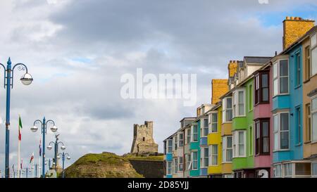 Les maisons colorées sur le front de mer d'Aberystwyth. Banque D'Images