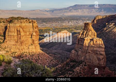 Monument de l'indépendance depuis Rim Rock Drive, monument national du Colorado près de Grand Junction, Colorado. Banque D'Images