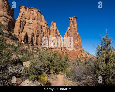 La formation de couple de Kissing, le sentier du Monument Canyon, le monument national du Colorado près de Grand Junction, Colorado. Banque D'Images