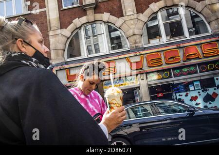 Scène de rue à l'extérieur de Las Vegas arcade d'amusement sur Wardour Street, Soho, Londres, West End. Angleterre, Royaume-Uni Banque D'Images