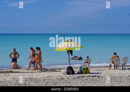 Les touristes et les habitants de la région apprécient la plage de sable blanc de "Spiagge Bianche" à Rosignano Solvay, Italie, le 1er septembre 2020. On dit que la plage est très toxique en raison de la pollution chimique d'une usine voisine dans le 1990e, mais c'est toujours une attraction touristique. © Peter Schatz / Alamy stock photos Banque D'Images