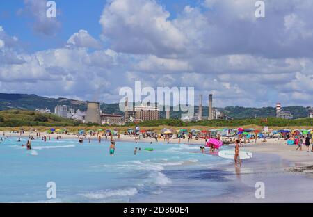 Les touristes et les habitants de la région apprécient la plage de sable blanc de "Spiagge Bianche" à Rosignano Solvay, Italie, le 1er septembre 2020. On dit que la plage est très toxique en raison de la pollution chimique d'une usine voisine dans le 1990e, mais c'est toujours une attraction touristique. © Peter Schatz / Alamy stock photos Banque D'Images