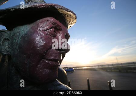 Irvine, Écosse, 21 juin 2019 cette statue, de David Annand, se dresse sur Irvine Harborside, où - dans les années précédant le dragage du Clyde a conduit à la croissance de Glasgow - les carters ont pillé leur commerce, transportant des marchandises des navires de mer pour distribution dans tout Ayrshire et l'ouest de l'Écosse.Il a été dévoilé en 1996 par le capitaine Sandy Muir et Maurice Crichton, président de Irvine Development Corporation. Banque D'Images