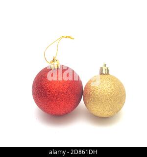 Le rouge et or boules de Noël isolé sur fond blanc Banque D'Images