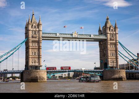 Royaume-Uni, Londres, la Tamise, bateau touristique passant sous Tower Bridge Banque D'Images