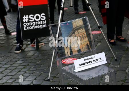 Rome, Italie. 27 octobre 2020. Manifestation des travailleurs de congrès et de conférences contre les mesures prises par le Gouvernement qui a fermé tous les centres sportifs pour contraster l'urgence Covid-19. Sur la photo, une chaise vide portant le nom de Giuseppe Conte et reflétant l'image du Parlement, symbolise l'absence du gouvernement. Rome (Italie), 27 octobre 2020 photo Samantha Zucchi Insidefoto crédit: Insidefoto srl/Alay Live News Banque D'Images