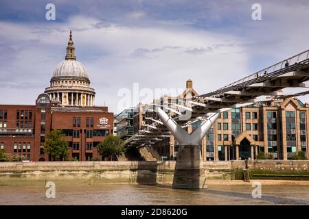 Royaume-Uni, Londres, la cathédrale Saint-Paul et la passerelle piétonne Millennium traversant la Tamise Banque D'Images