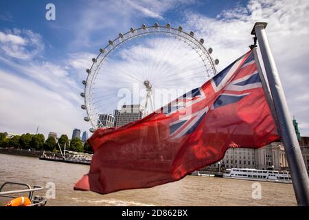 Royaume-Uni, Londres, Westminster, London Eye Cantilevered observation Wheel et drapeau rouge ensign Banque D'Images