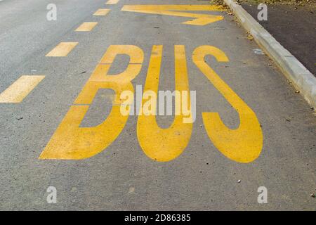 Panneau de signalisation jaune qui avertit le conducteur qu'il y en a un arrêt de bus Banque D'Images