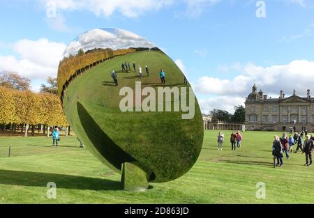 Sculpture de calcaire de Kilkenny par Anish Kapoor dans le domaine de Houghton Hall Norfolk Angleterre Royaume-Uni Banque D'Images