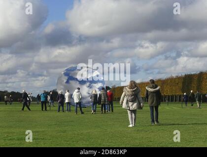 Sculpture de calcaire de Kilkenny par Anish Kapoor dans le domaine de Houghton Hall Norfolk Angleterre Royaume-Uni Banque D'Images