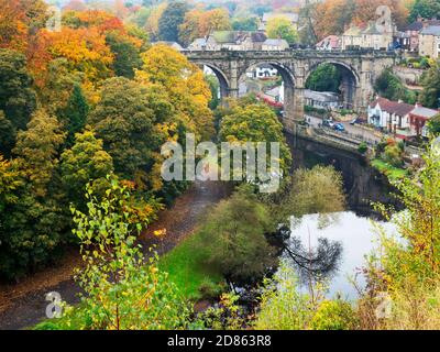 Viaduc ferroviaire historique au-dessus de la rivière Nidd en automne à Knaresborough North Yorkshire Yorkshire Yorkshire, Angleterre Banque D'Images