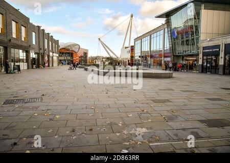 Un centre commercial de Friars Walk presque vide à Newport alors que le pays de Galles entre dans la première semaine d'un confinement de « feu » de deux semaines pour tenter de protéger le NHS du pays d'être submergé par la résurgence du coronavirus. Banque D'Images