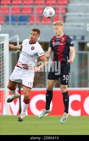 Jerdy Schouten (R) de Bologne et Denis allemand de Reggina pendant le match de football de Coppa Italia Bologna FC vs Reggina au stade Renato Dall'Ara de Bologne, Italie, 27 octobre 2020. Photo Michele Nucci /LM Banque D'Images